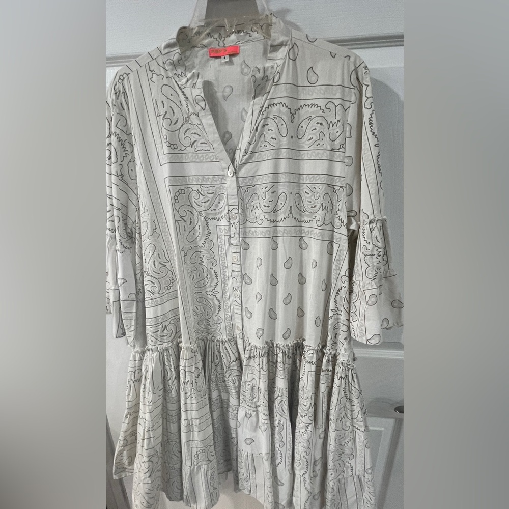 Elegant Long Sleeve Paisley Dress in Cream
Peps Cannes
